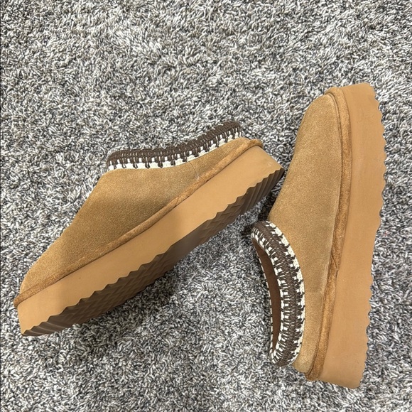 Steve Madden Brown Slippers with Moccasin Stitching - Picture 4 of 5
